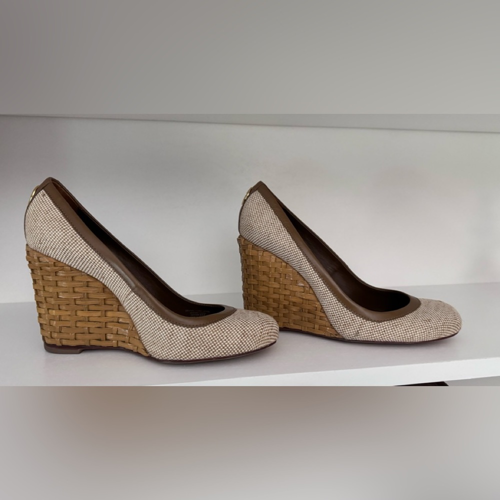 TORY BURCH WEDGES
WONDERFUL FOR SPRING
Size 8.5